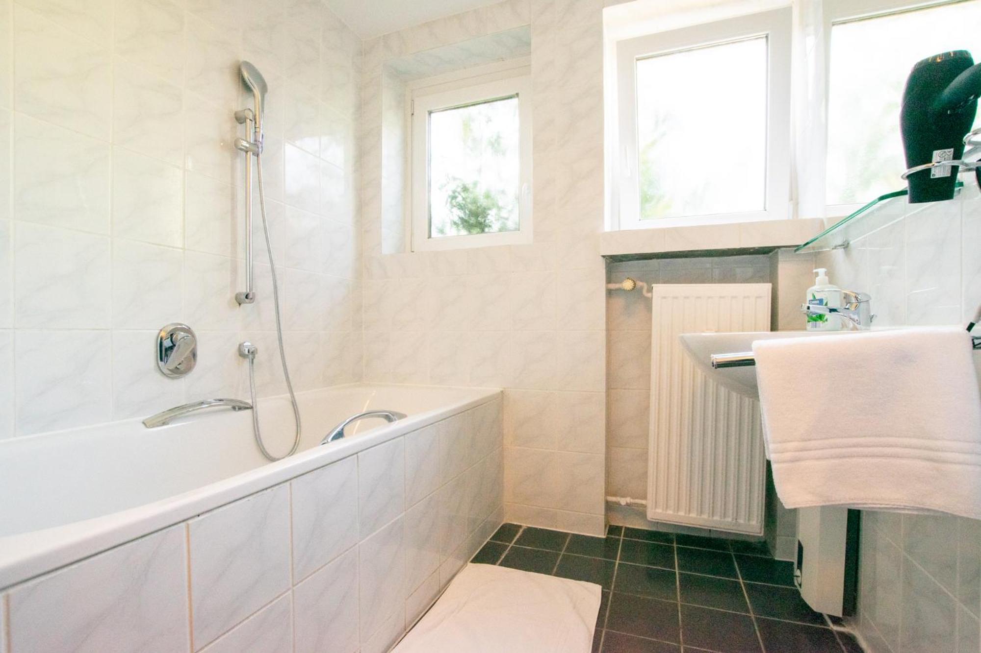 Raj Living - 1 , 3 And 4 Room Apartments - 20 Min Messe Dus & Airport Dus Meerbusch Exterior foto